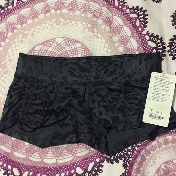 lululemon athletica Pants - Patterned Lululemon Hot Hot Short